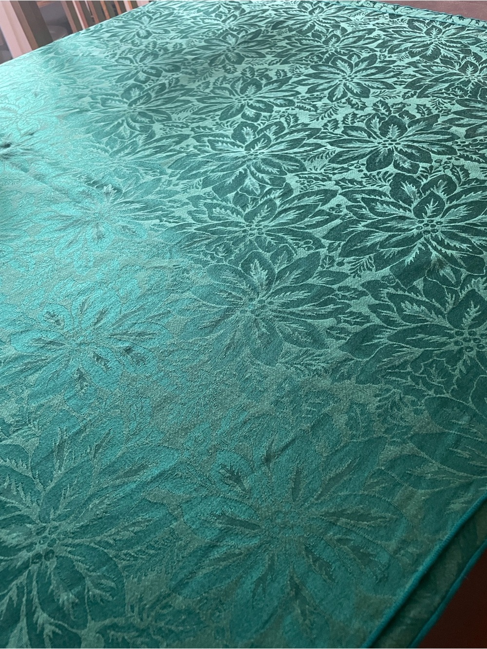 🎄Tablecloth - Poinsettia Design - Picture 7 of 7